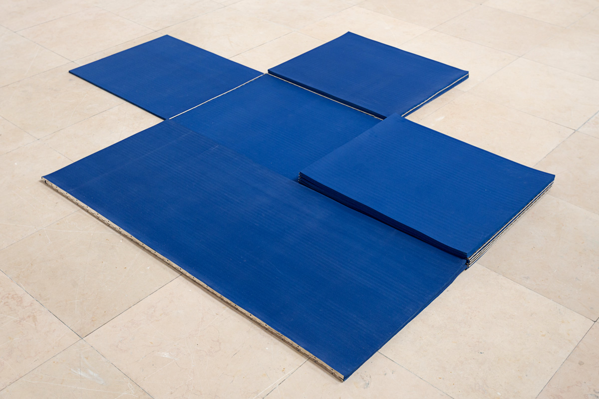 Elsa Werth, ‘Potentiellement hors d’atteinte’, 2013, tapis de sol en mousse polyurethane, charnieres en metal dimensions variables.2